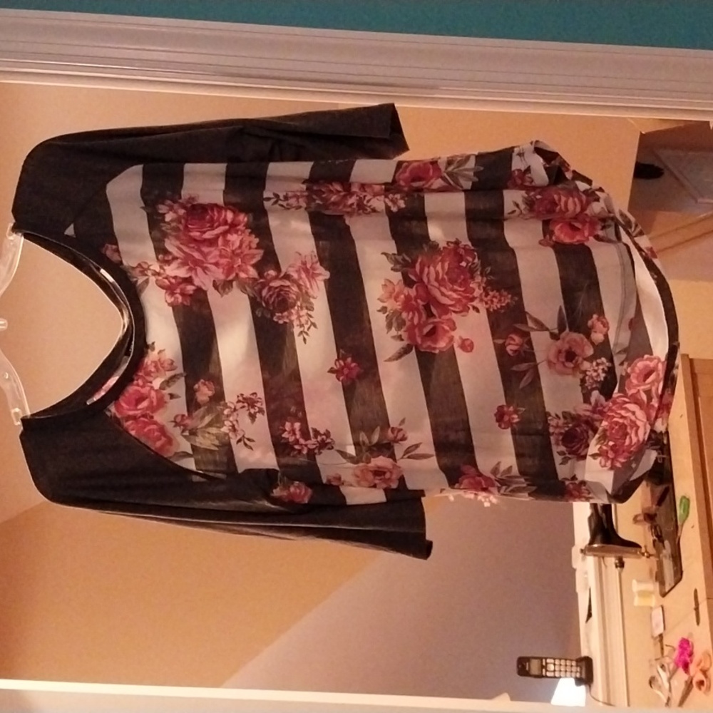 Super Soft Torrid Rose Shirt Size 1x